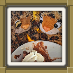 Juniorientje and Junior eating ice cream