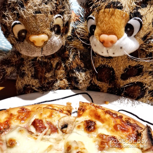 Junior and Juniorientje eating pizza on their first date