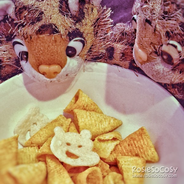 Juniorientje and Junior enjoying crisps